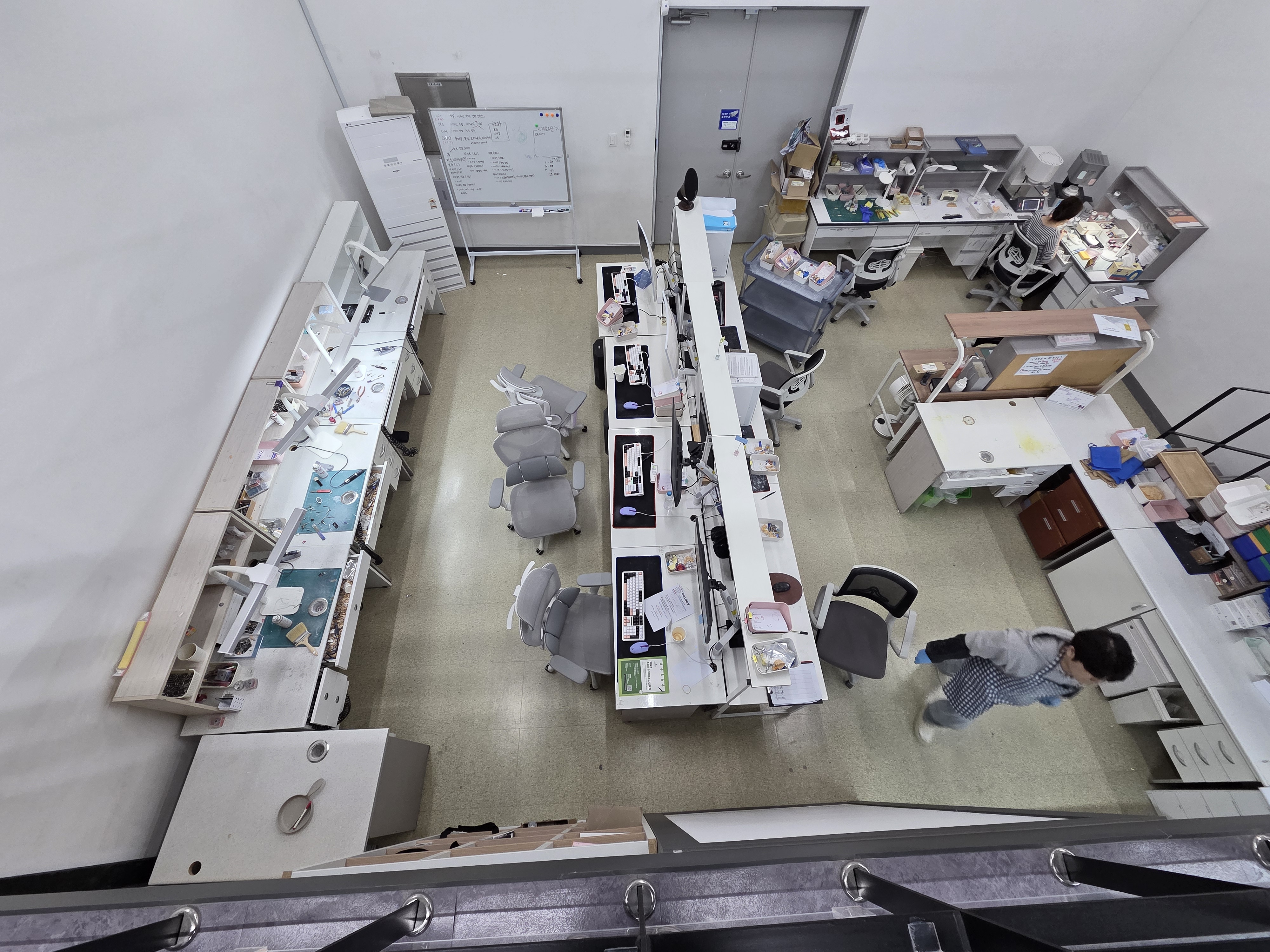 기공소 전경 작업 중